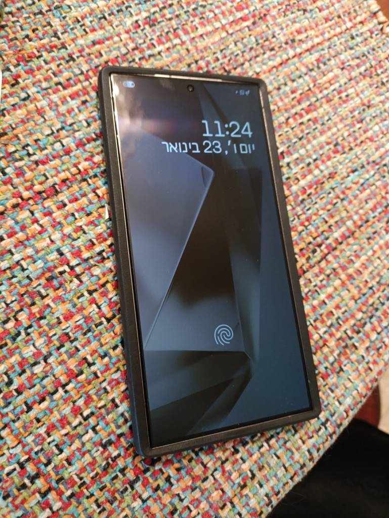 תמונה של טלפון נייד חדש ומבריק ושחור