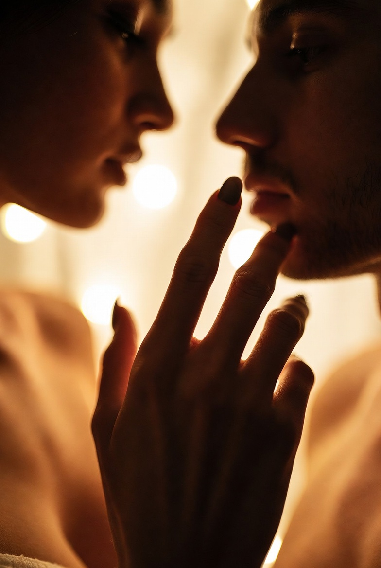 אז למה גברים מעדיפים נשים צעירות?